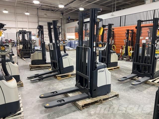 Crown ES 4000 Apiladores eléctricos autopropulsados