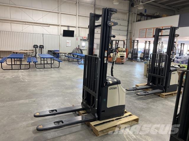 Crown ES 4000 Apiladores eléctricos autopropulsados