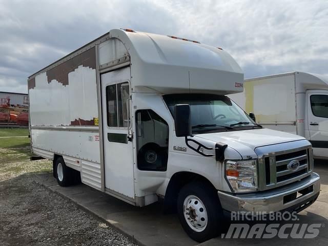 Ford E-350 Camiones caja cerrada