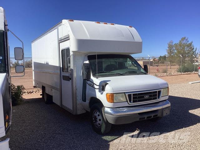 Ford E-350 Camiones caja cerrada