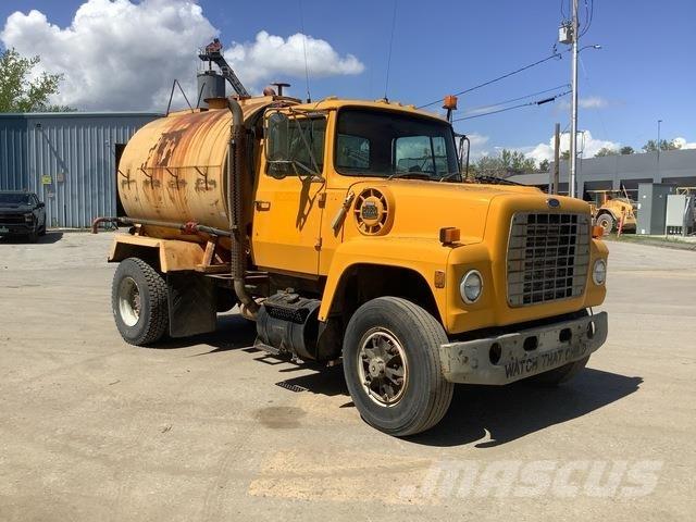 Ford L8000 Camiones cisterna
