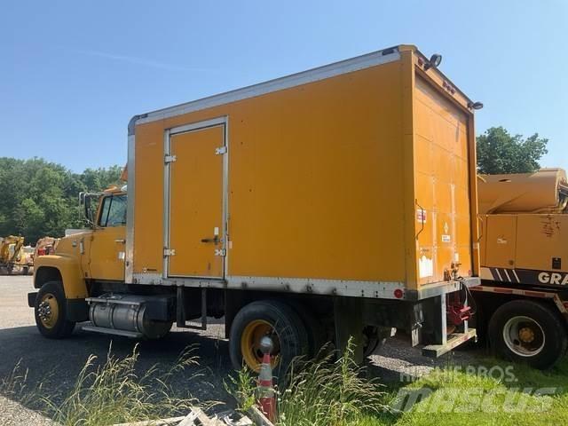 Ford L8000 Vehículos - Taller