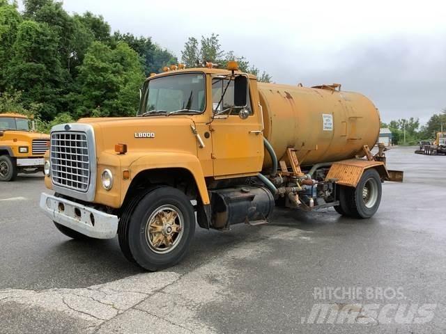 Ford L8000 Camiones cisterna