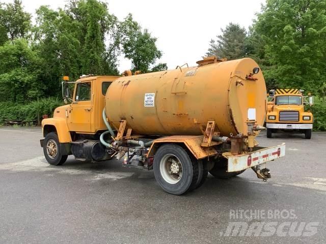 Ford L8000 Camiones cisterna