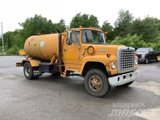 Ford L8000 Camiones cisterna