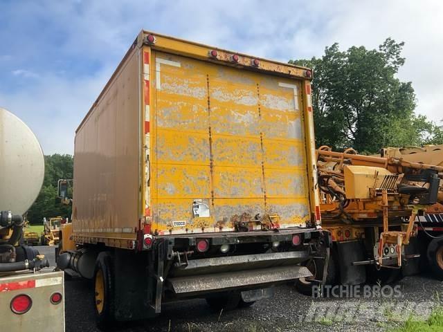 Ford L8000F Camiones caja cerrada