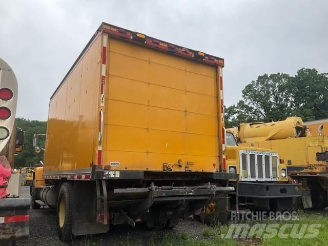 Ford L8000F Camiones caja cerrada