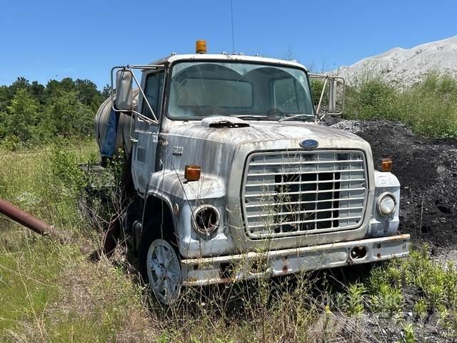 Ford LN7000 Camiones cisterna