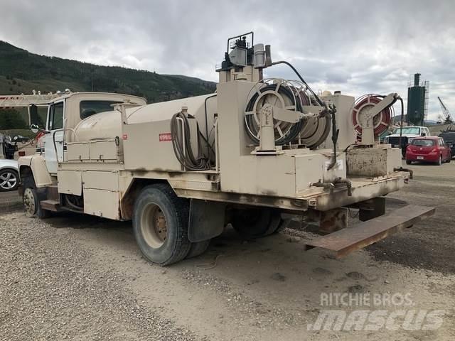 Ford LN8000 Camiones cisterna