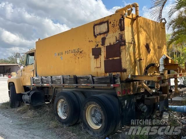 Ford LT8000 Camiones cisterna