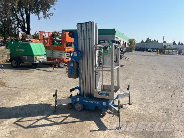 Genie AWP-30S Ascensores de personal y montacargas de acceso