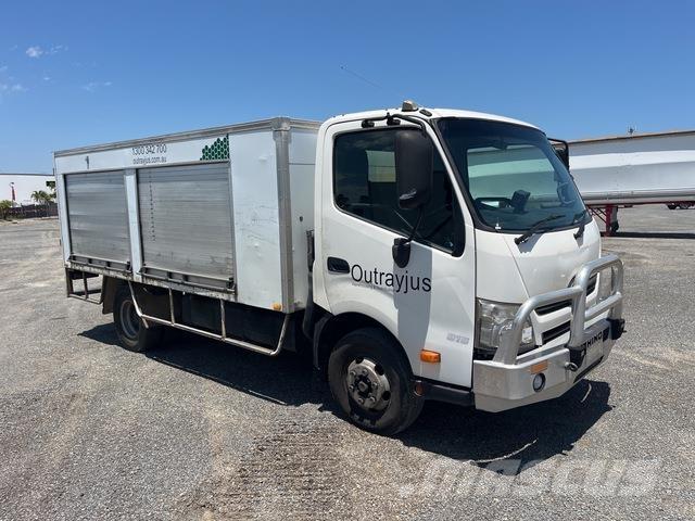Hino 300 816 Camiones caja cerrada