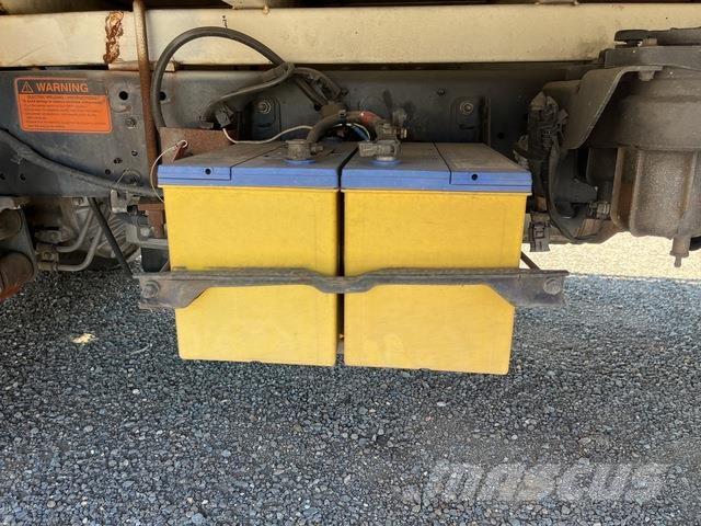 Hino 300 816 Camiones caja cerrada