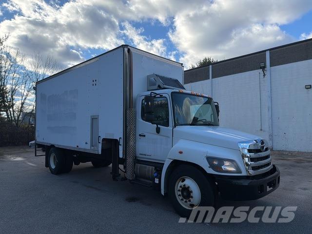 Hino 338 Camiones caja cerrada