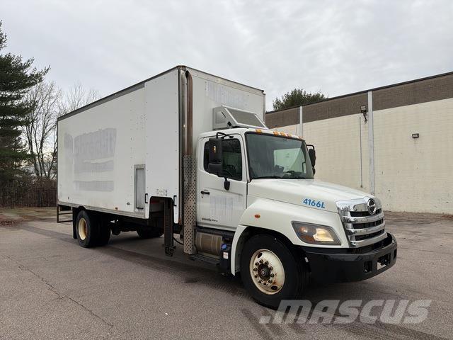 Hino 338 Camiones caja cerrada