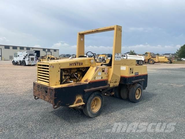 Hyster 530A Rodillos sobre neumáticos