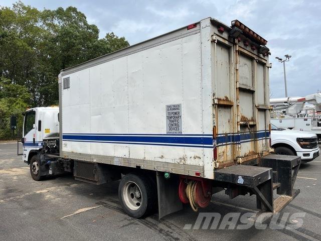 Isuzu NQR Camiones caja cerrada