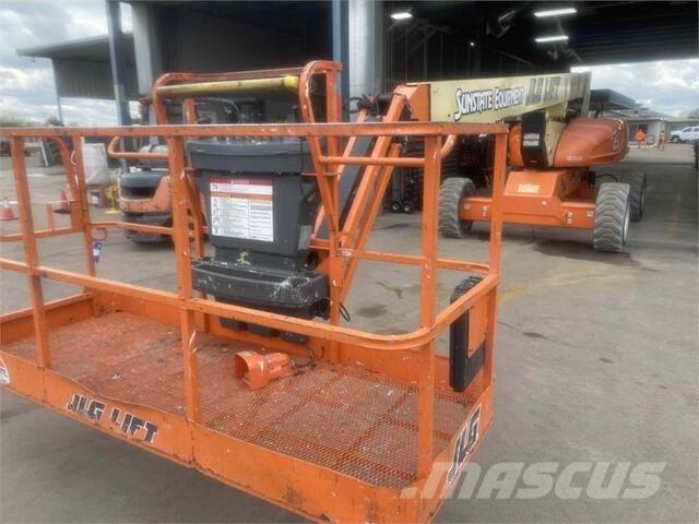JLG M600J Plataforma de trabajo articulada