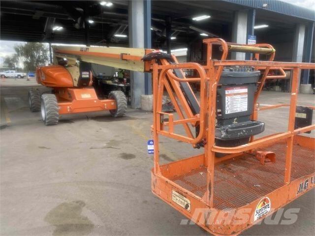 JLG M600J Plataforma de trabajo articulada