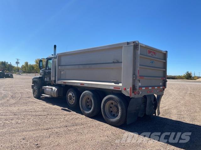 Mack CHN613 Camiones bañeras basculantes o volquetes