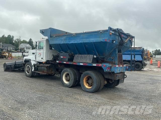Mack CL713 Láminas y cuñas quitanieves