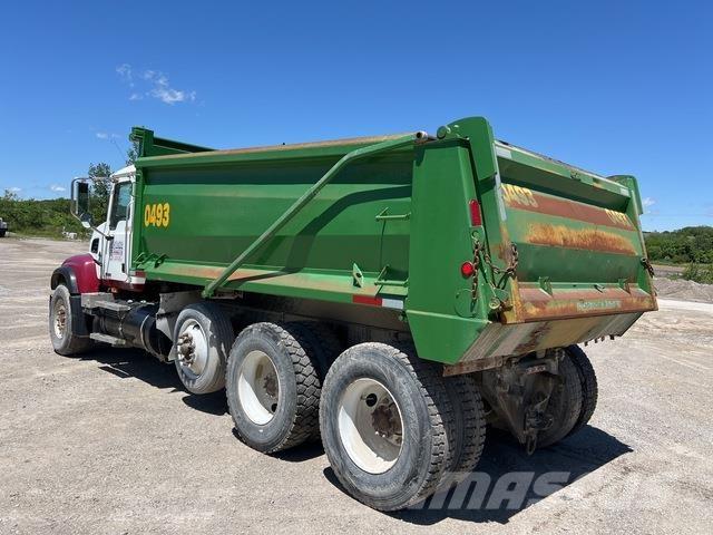 Mack CV713 Camiones bañeras basculantes o volquetes