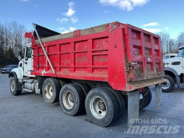 Mack CV713 Camiones bañeras basculantes o volquetes