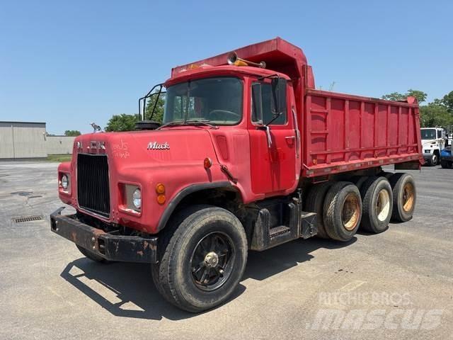 Mack DM685 Camiones bañeras basculantes o volquetes