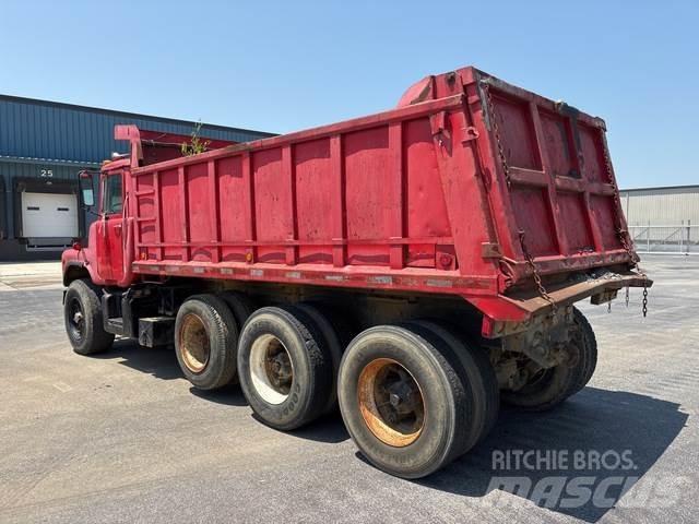 Mack DM685 Camiones bañeras basculantes o volquetes