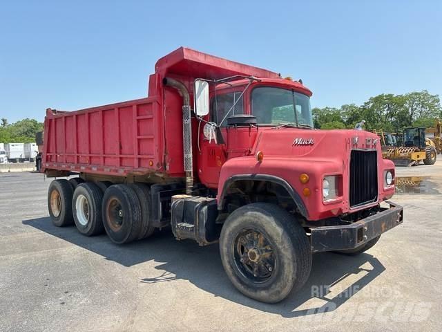 Mack DM685 Camiones bañeras basculantes o volquetes
