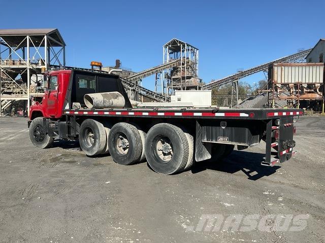 Mack DM686S Camiones plataforma