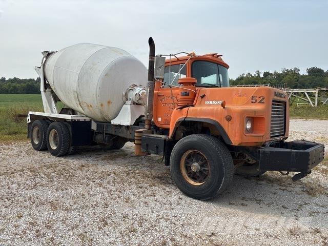 Mack DM690 Camiones cisterna