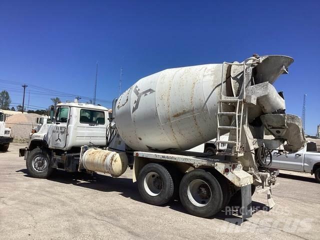 Mack DM690S Otros camiones