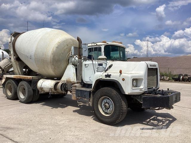 Mack DM690S Otros camiones