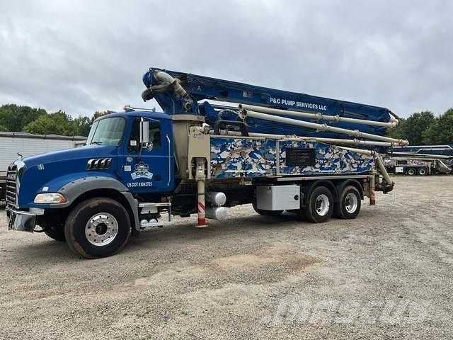 Mack GR64B Camión hormigonera