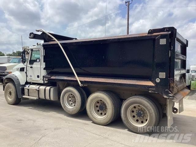 Mack GR64F Camiones bañeras basculantes o volquetes