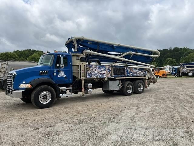 Mack GU813 Camión hormigonera