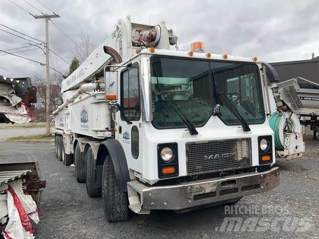 Mack MR688S Camión hormigonera