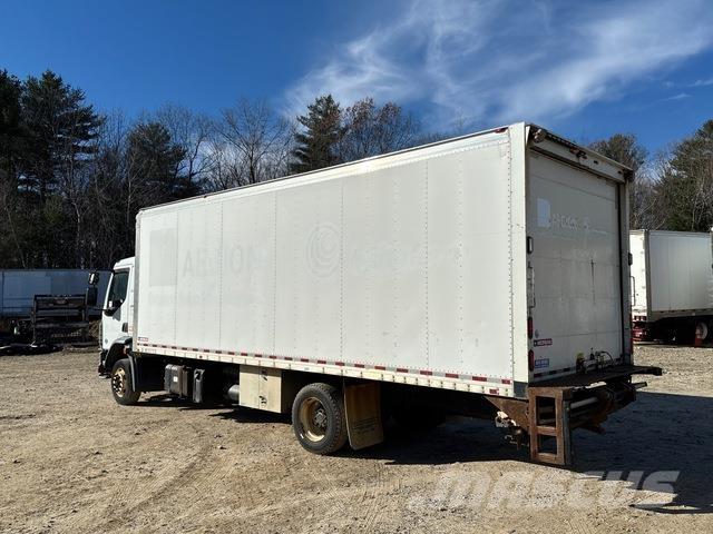 Peterbilt 220 Camiones caja cerrada