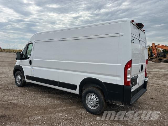 RAM 2500 Camiones caja cerrada