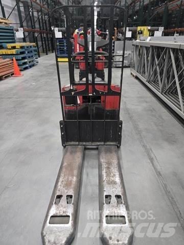 Raymond 8410 Transpaletas Manuales