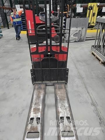 Raymond 8410 Transpaletas Manuales