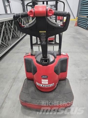 Raymond 8410 Transpaletas Manuales