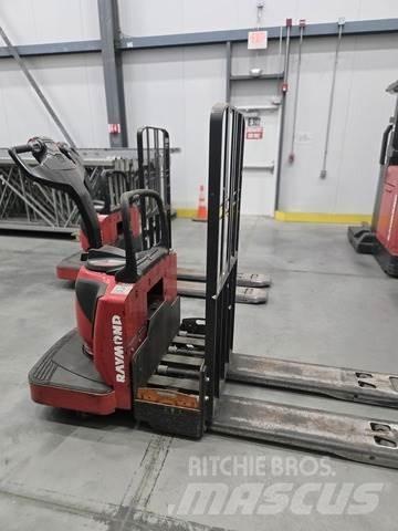 Raymond 8410 Transpaletas Manuales
