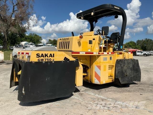 Sakai GW750-2 Rodillos sobre neumáticos