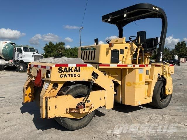 Sakai GW750-2 Rodillos sobre neumáticos