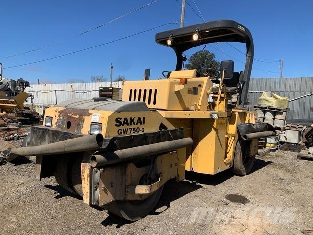 Sakai GW750-2 Rodillos sobre neumáticos