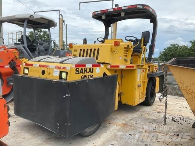 Sakai GW751 Rodillos sobre neumáticos