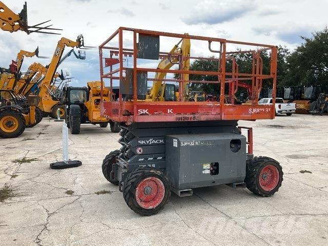 SkyJack 6832RT Plataformas tijera