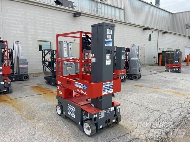 SkyJack SJ20E Ascensores de personal y montacargas de acceso